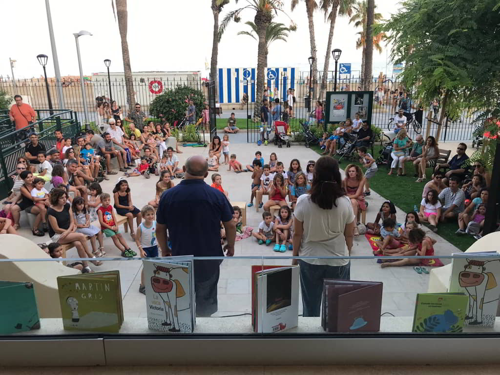 Actuación en un parque El colectivo visto desde el escenario en plena actuación